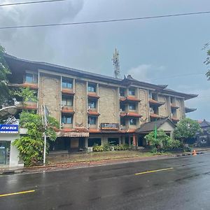 Urbanview Hotel Taman Suci Denpasar Bali